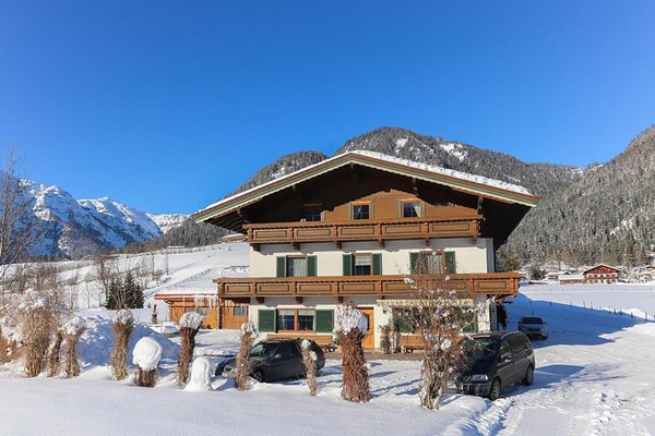 Haus von vorne im Winter