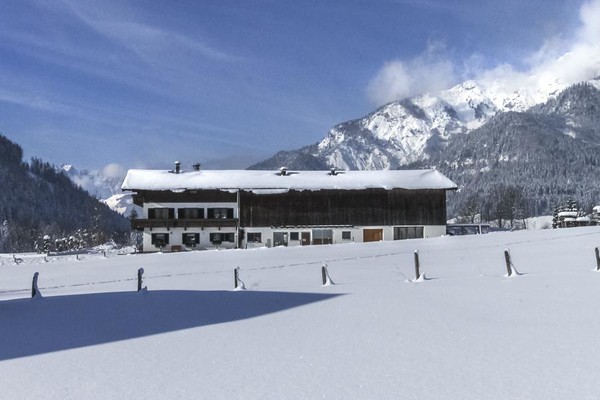 Haus von der Seite im Winter