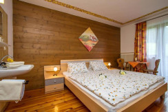 Zimmer mit Waschbecken Zimmer mit Waschbecken