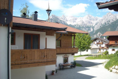 Seitenansicht (Balkon der Wohnung)