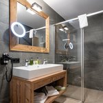 Photo of Suite, shower or bath, toilet, 1 bed room | © Vaya